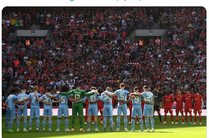 Momen mengheningkan cipta untuk memperingati 33 tahun Tragedi Hillsborough saat semifinal Piala FA antara Manchester City dan Liverpool pada Sabtu (16/4/2022).