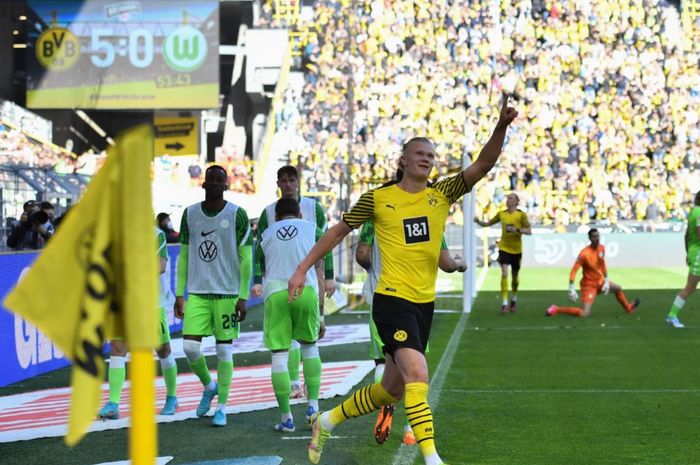 Penyerang Borussia Dortmund, Erling Haaland, merayakan gol ke gawang VfL Wolfsburg pada pekan ke-30 Bundesliga 2021-2022 di Stadion Signal Iduna Park, Sabtu (16/4/2022).