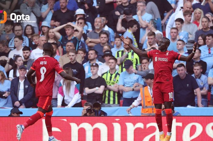 Penyerang Liverpool, Sadio Mane, merayakan gol ke gawang Manchester City pada babak semifinal Piala FA 2021-2022 di Stadion Wembley, Sabtu (16/4/2022).