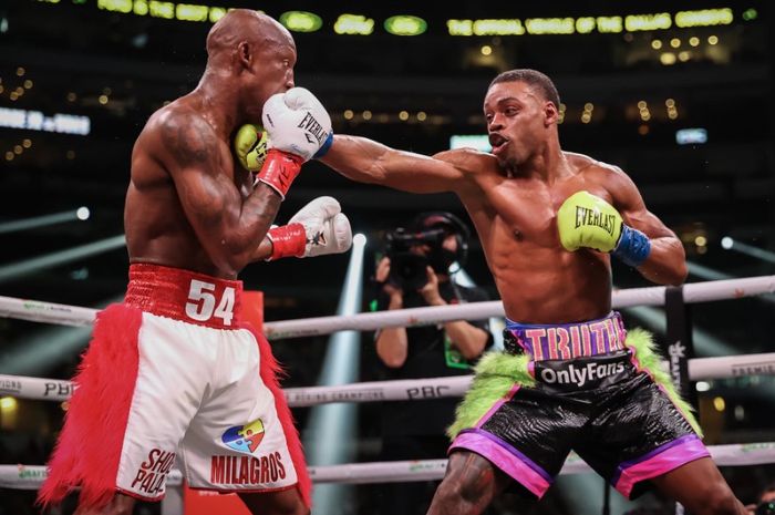 Aksi Errol Spence (kanan) saat menjotos Yordenis Ugas (kiri) dalam pertarungan unifikasi kelas welter di AT&amp;T Stadium, Arlington, Texas, Amerika Serikat, Minggu (17/4/2022) pagi WIB.