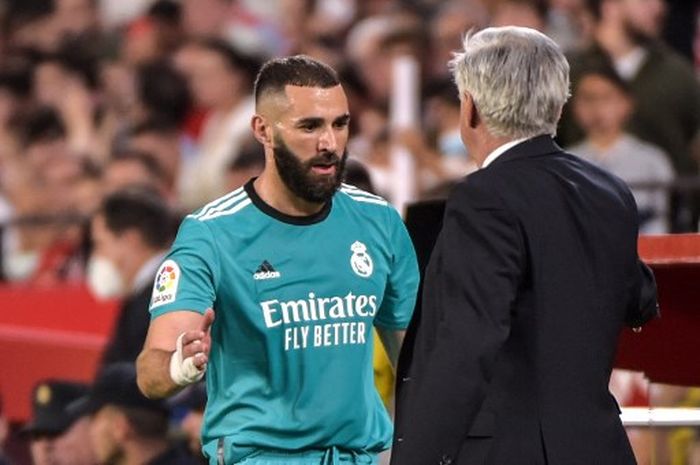 Striker Real Madrid, Karim Benzema, merayakan kemenangan bareng Carlo Ancelotti seusai laga Liga Spanyol kontra Sevilla di Stadion Ramon Sanchez Pizjuan, Minggu (17/4/2022).