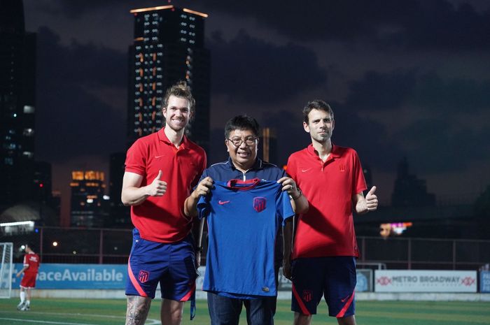 Tim pelatih Atletico Madrid U-18 berkunjung ke Pancoran Soccer Field (PSF), Pancoran, Jakarta Selatan, Senin (18/4/2022)