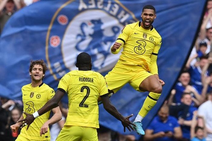 Ruben Loftus-Cheek (kanan) merayakan golnya untuk Chelsea ke gawang Crystal Palace dalam duel semifinal Piala FA di Wembley, London (17/4/2022).