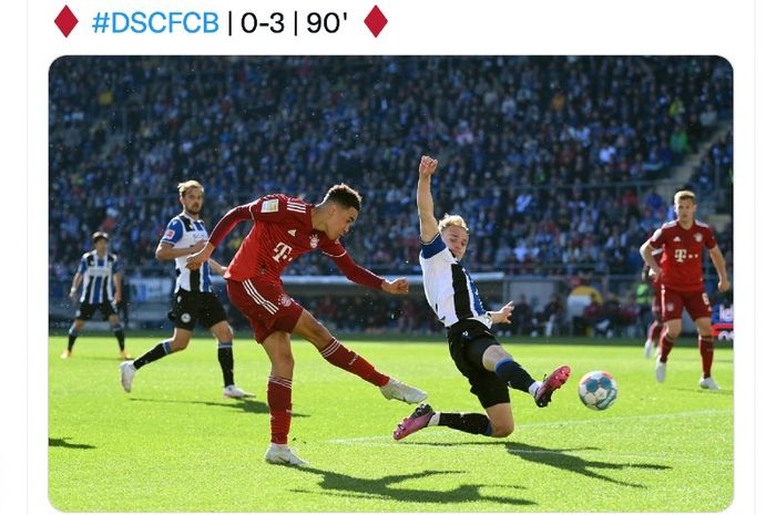 Proses gol pemain Bayern Muenchen, Jamal Musiala, ke gawang Arminia Bielefeld dalam lanjutan Liga Jerman 2021-2022 di Stadion Bielefelder Alm, Jerman, Minggu (17/4/2022).