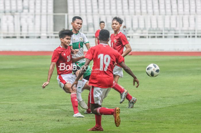 Suasana gim internal timnas U-16 Indonesia di Stadion Utama Gelora Bung Karno, Senayan, Jakarta, 19 April 2022.