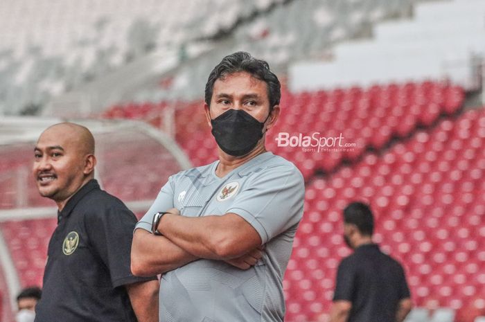 Pelatih timnas U-16 Indonesia, Bima Sakti, sedang memantau para pemainnya di Stadion Utama Gelora Bung Karno, Senayan, Jakarta, 19 April 2022.