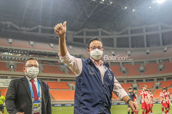 Gubernur DKI Jakarta, Anies Baswedan, nampak mengancungi jempol saat mengunjungi Jakarta Internasional Stadium, Jakarta Utara, 19 April 2022.