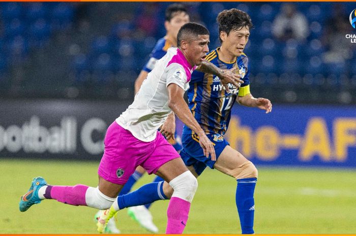 Duel striker Johor Darul Ta'zim, Bergson melawan kapten tim Ulsan Hyundai, Lee Chung-yong pada matchday kedua Liga Champions Asia di Stadion Sultan Ibrahim, Johor pada Senin (18/4/2022). 