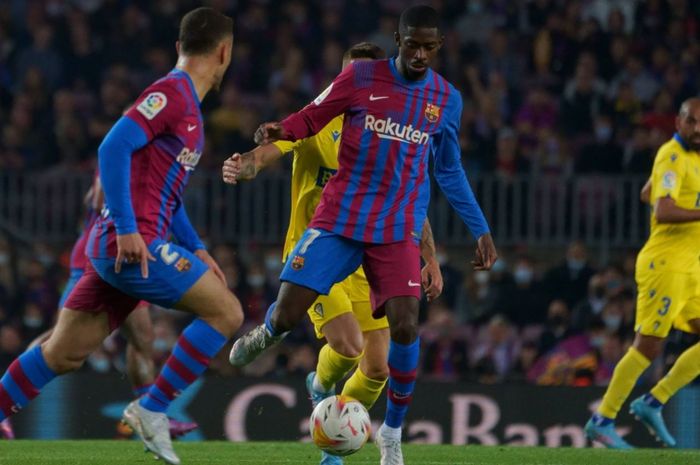 Aksi winger Barcelona, Ousmane Dembele, dalam laga melawan Cadiz pada pekan ke-32 Liga Spanyol 2021-2022 di Stadion Camp Nou, Senin (18/4/2022) waktu setempat.