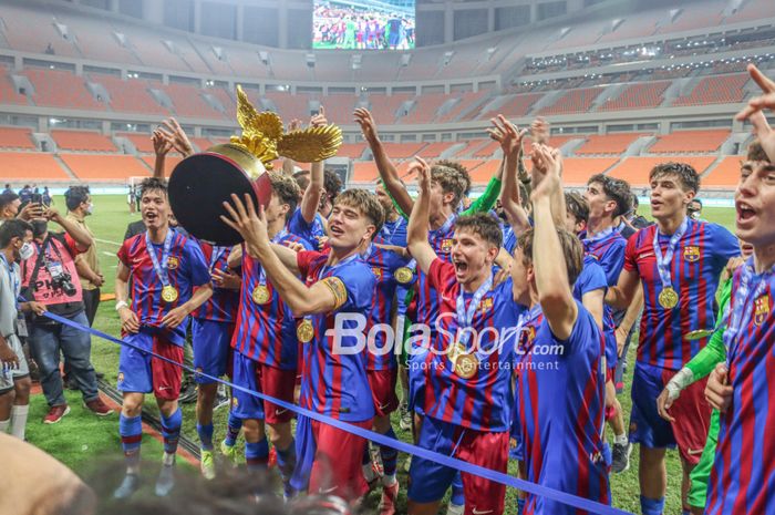 Skuat Barcelona U-18 (skuad Barcelona U-18) sedang merayakan gelar International Youth Championship 2021 di Jakarta Internasional Stadium, Jakarta Utara, 19 April 2022.