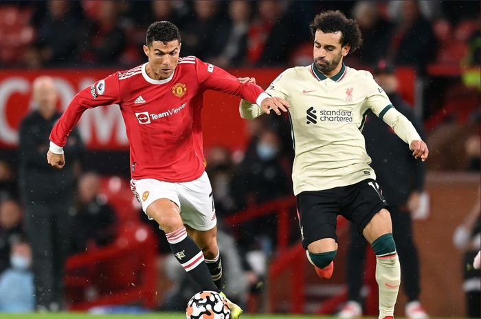 Cristiano Ronaldo (kiri) dan Mohamed Salah saat pertandingan Manchester United melawan Liverpool di Liga Inggris 2021-2022.