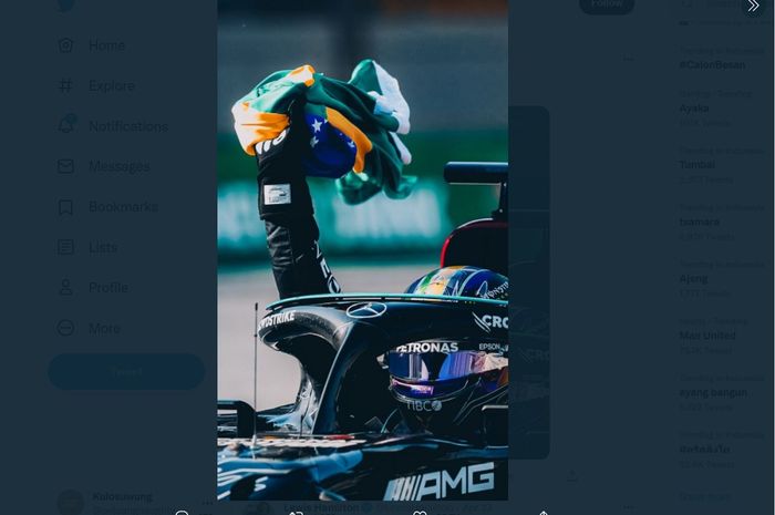 Foto Lewis Hamilton dengan bendera negara Brasil