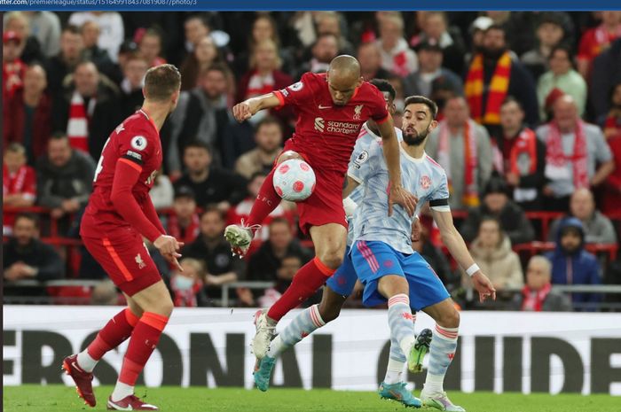 Liverpool berhasil mengambil alih pucuk klasemen Liga Inggris usai pasukan Juergen Klopp menang 4-0 atas Manchester United.