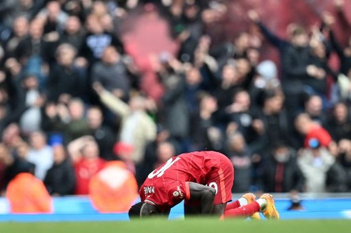 Penyerang Liverpool, Sadio Mane, bersujud usai cetak gol ke gawang Manchester City pada duel Liga Inggris di Stadion Etihad (10/4/2022).