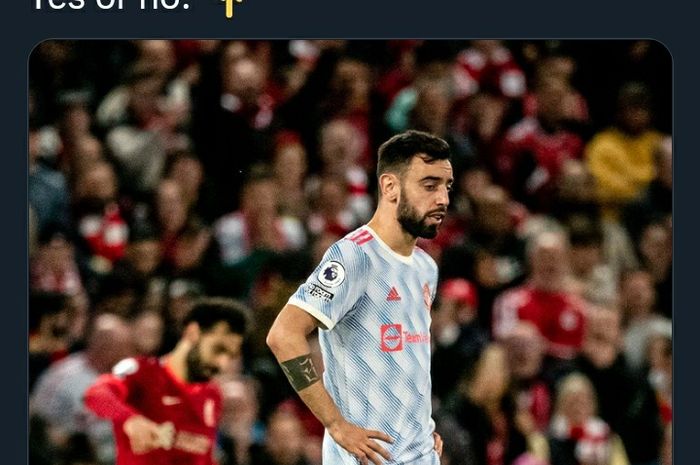 Gelandang Manchester United, Bruno Fernandes, dalam laga Liga Inggris melawan Liverpool di Stadion Anfield, Selasa (19/4/2022).