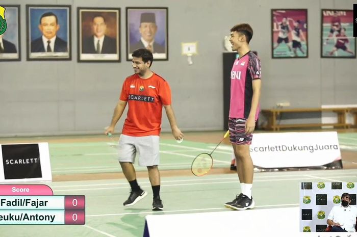 Aksi pasangan ganda putra, Fadil Jaidi/Fajar Alfian saat berhadapan dengan Anthony Sinisuka Ginting/Teuku Ryan pada turnamen bulu tangkis ter-glowing 2022, Rabu (20/4/2022).