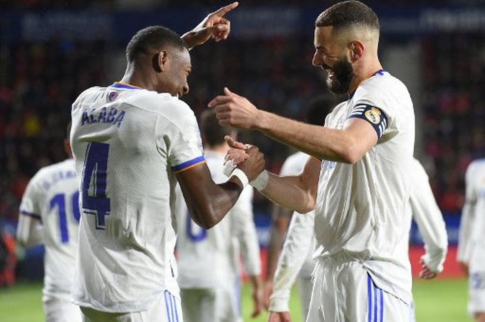 Bek Real Madrid, David Alaba, merayakan gol bareng Karim Benzema dalam laga Liga Spanyol kontra Osasuna di Stadion El Sadar, Rabu (20/4/2022).