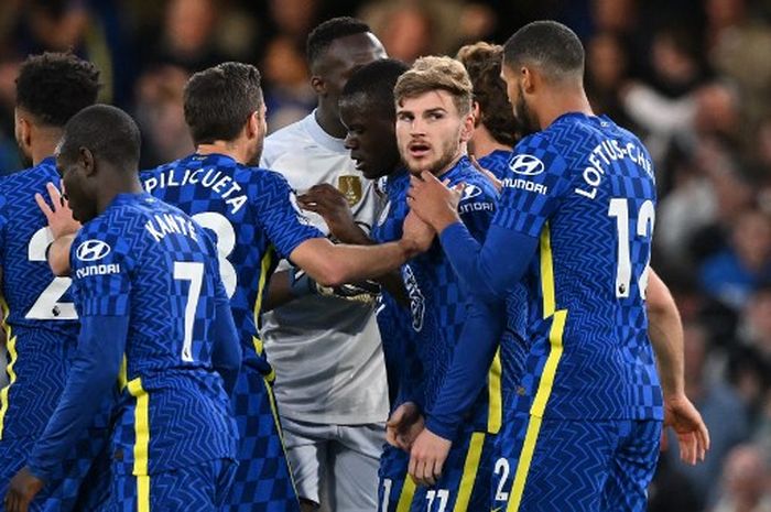 Para pemain Chelsea merayakan gol Timo Werner dalam laga Liga Inggris kontra Arsenal di Stadion Stamford Bridge, Rabu (20/4/2022).