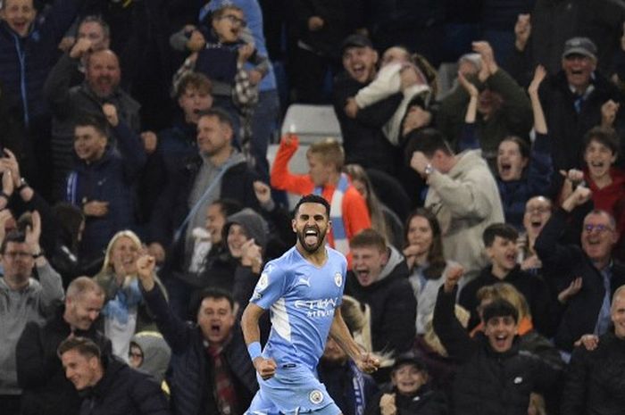 Winger Manchester City, Riyad Mahrez, merayakan gol ke gawang Brighton and Hove Albion dalam laga Liga Inggris di Stadion Etihad, Rabu (20/4/2022).