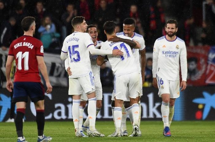 Para pemain Real Madrid melakukan selebrasi usai mengalahkan Osasuna dalam laga Liga Spanyol di Stadion El Sadar, Rabu (20/4/2022).