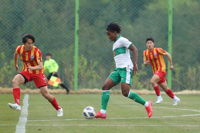 Ronaldo Kwateh sedang menggiring bola saat timnas U-23 Indonesia melawan  Andong Science College dalam laga uji coba, di Haemaji Football Field, Korea Selatan, Kamis (21/4/2022).