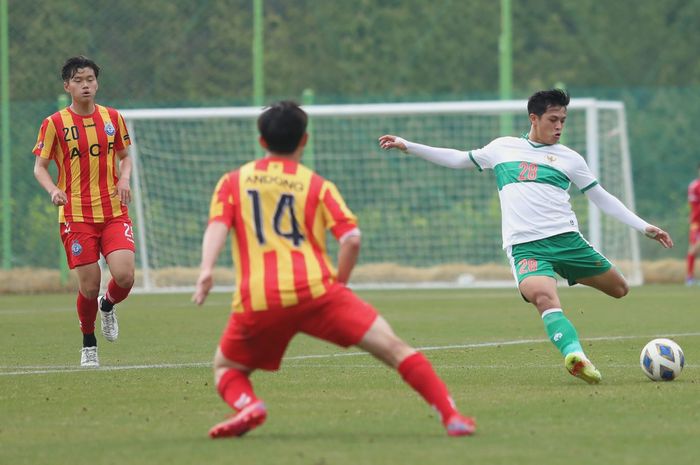 Alfreanda Dewangga tengah mengusai bola saat timnas U-23 Indonesia menghadapi Andong Science College dalam laga uji coba, di Haemaji Football Field, Korea Selatan, Kamis (21/4/2022).