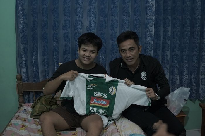 Potret pelatih PSS Sleman, Seto Nurdiantoro menjenguk suporter PSS.