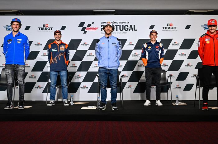 Para pembalap berpose pada konferensi pers jelang MotoGP Portugal 2022, Kamis (21/4/2022).