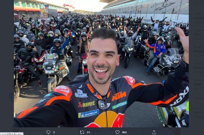 Pembalap Red Bull KTM, Miguel Oliveira menggelar parade bersama penggemarnya jelang MotoGP Portugal 2022.