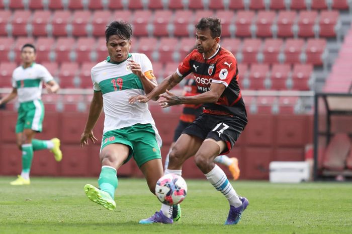 Fachruddin Aryanto saat berusaha mengalau bola dalam laga uji coba timnas U-23 Indonesia vs Pohang Steelers di Stadion Steel Yard, Pohang, Korea Selatan, Sabtu (23/4/2022).