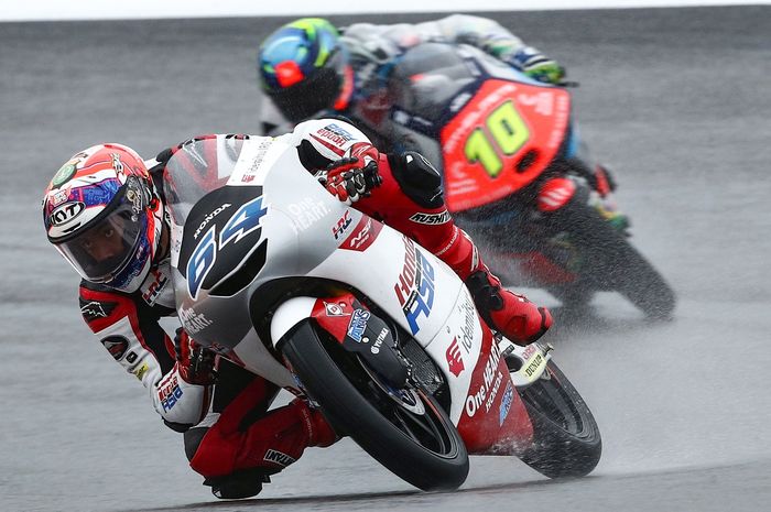 Aksi pembalap Honda Team Asia, Mario Suryo Aji, pada latihan bebas Moto3 Portugal 2022 di Sirkuit Algarve, Portimao, Portugal, 22 April 2022.