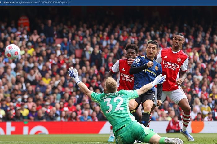 Cristiano Ronaldo mencetak gol ke-100 di Liga Inggris sekaligus memperkecil ketertinggalan Manchester United 1-2 dari Arsenal di babak pertama.