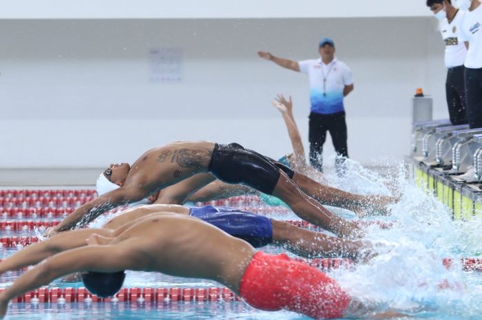 I Gede Siman Sudartawa (celana hitam) di nomor 50 meter gaya punggung putra ketika Time Trial Renang di Stadion Akuatik Gelora Bung Karno, Jakarta, 21-23 April 2022. 