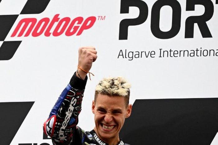 Pembalap Monster Energy Yamaha, Fabio Quartararo, merayakan kemenangan pada balapan MotoGP Portugal 2022 di Sirkuit Algarve, Minggu (24/4/2022).