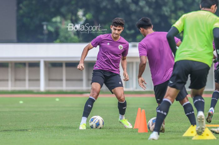 Penyerang timnas U-23 Indonesia, Muhammad Ridwan (kiri), sedang menguasai bola dalam latihannya di Stadion Madya, Senayan, Jakarta, 12 April 2022.