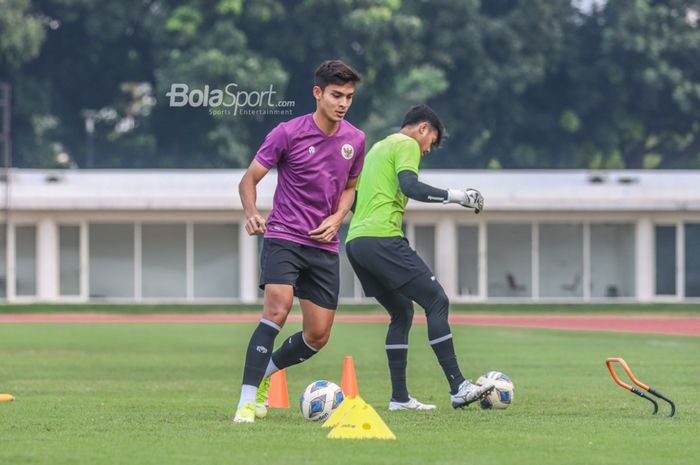 Penyerang timnas U-23 Indonesia, Muhammad Ridwan (kiri), sedang menguasai bola dalam latihannya di Stadion Madya, Senayan, Jakarta, 12 April 2022.