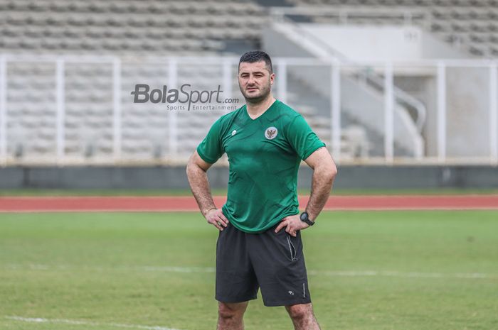 Asisten pelatih timnas U-19 Indonesia, Dzenan Radoncic, sedang memantau para pemainnya di Stadion Madya, Senayan, Jakarta, 2 Maret 2022.