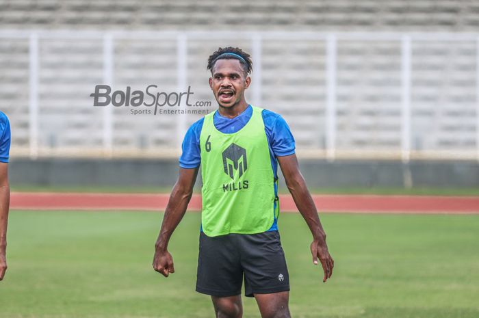 Pemain timnas U-19 Indonesia, Barnabas Sobor, nampak hadir berlatih di Stadion Madya, Senayan, Jakarta, 2 Maret 2022.