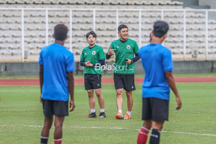 Dua staf kepelatihan timnas U-19 Indonesia, Jeong Seok-seo sebagai penerjemah (kiri) dan Shin Sang-gyu berperan pelatih fisik (kanan) sedang memberikan intruksi ke para pemainnya di Stadion Madya, Senayan, Jakarta, 2 Maret 2022.