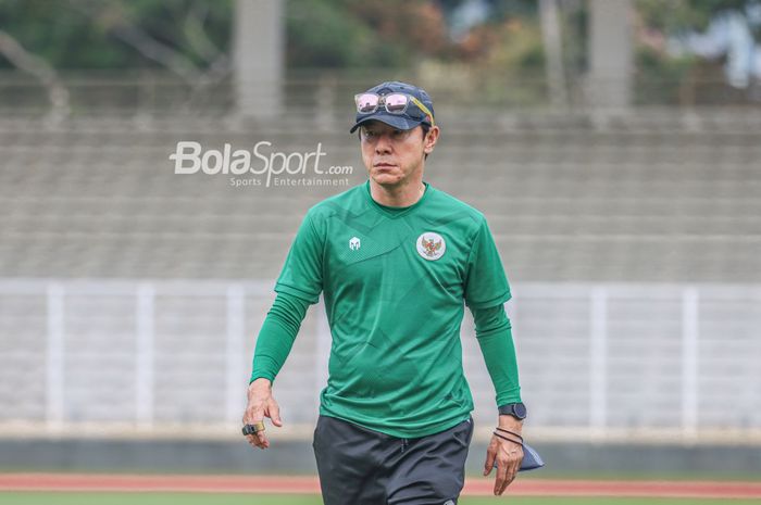 Pelatih timnas U-19 Indonesia, Shin Tae-yong, sedang memantau para pemainnya di Stadion Madya, Senayan, Jakarta, 2 Maret 2022.