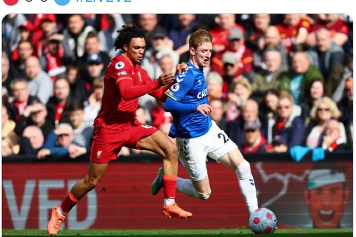 Trent Alexander-Arnold berduel dengan Anthony Gordon dalam laga LIverpool melawan Everton pada Minggu (24/4/2022)