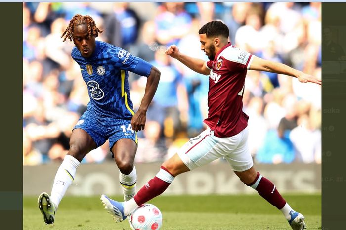 Bek Chelsea, Trevoh Chalobah, berduel dengan penyerang West Ham United, Said Benrahma, dalam laga pekan ke-34 Liga Inggris 2021-2022 di Stadion Stamford Bridge, Minggu (24/4/2022).