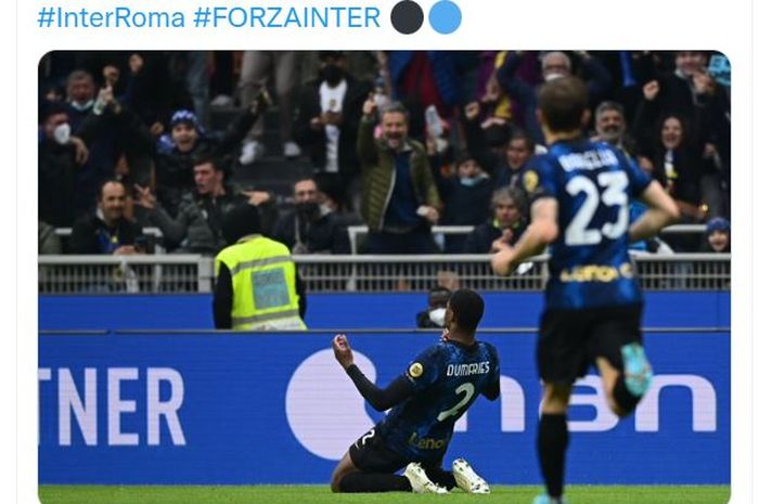 Denzel Dumfries merayakan golnya untuk Inter Milan ke gawang AS Roma dalam duel Liga Italia di San Siro (23/4/2022).