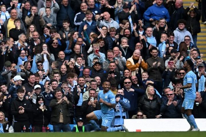 Pep Guardiola mengatakan bahwa seluruh pemain Manchester City ikut bergembira dengan Gabriel Jesus yang memborong empat gol ke gawang Watford.