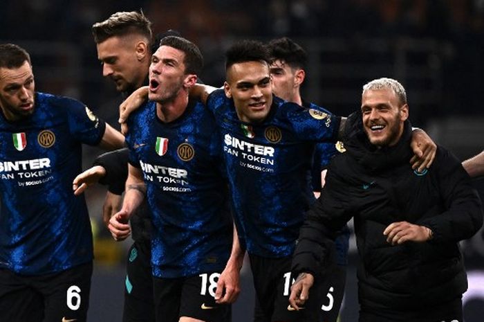 Para pemain Inter Milan merayakan gol ke gawang AS Roma dalam duel Liga Italia di Giuseppe Meazza (23/4/2022).