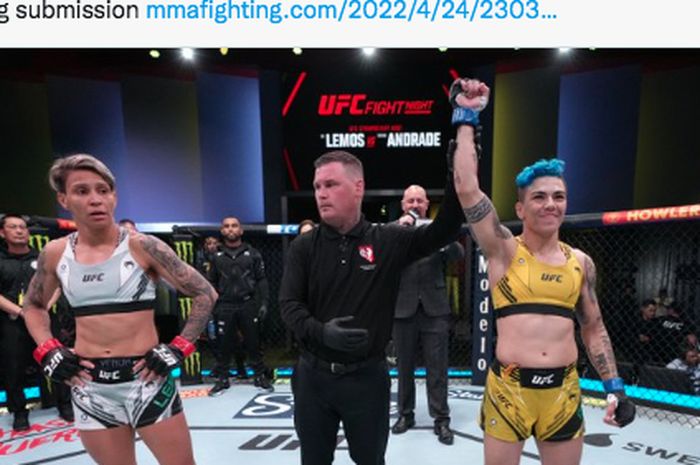 Petarung wanita, Jessica Andrade (kanan) saat dinyatakan menang atas Amanda Lemos ewat submission pada acara utama UFC Vegas 52, Minggu, (24/4/2022).