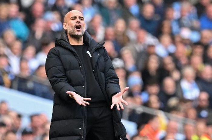 Ekspresi pelatih Manchester City, Pep Guardiola, dalam laga Liga Inggris kontra Watford di Stadion Etihad, Sabtu (23/4/2022).