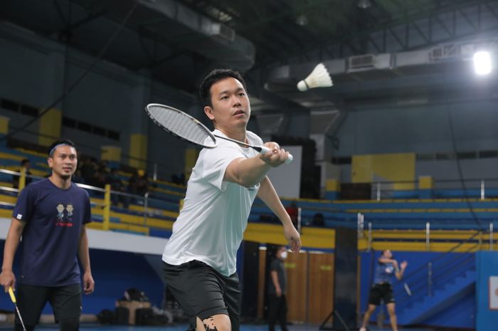 Ganda putra Indonesia, Mohammad Ahsan/Hendra Setiawan saat menjajal lapangan di Kompleks Olahraga Multinlupa, Manila, Filipina jelang Kejuaraan Asia 2022.