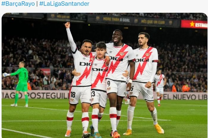 Rayo Vallecano sukses mencuri gol di Camp Nou dan untuk sementara unggul 1-0 atas Barcelona.