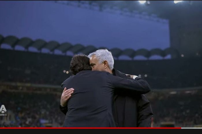 Jose Mourinho berbisik-bisik dengan Simone Inzaghi usai laga Inter Milan vs AS Roma pada lanjutan Liga Italia di San Siro, Milano (23/4/2022).